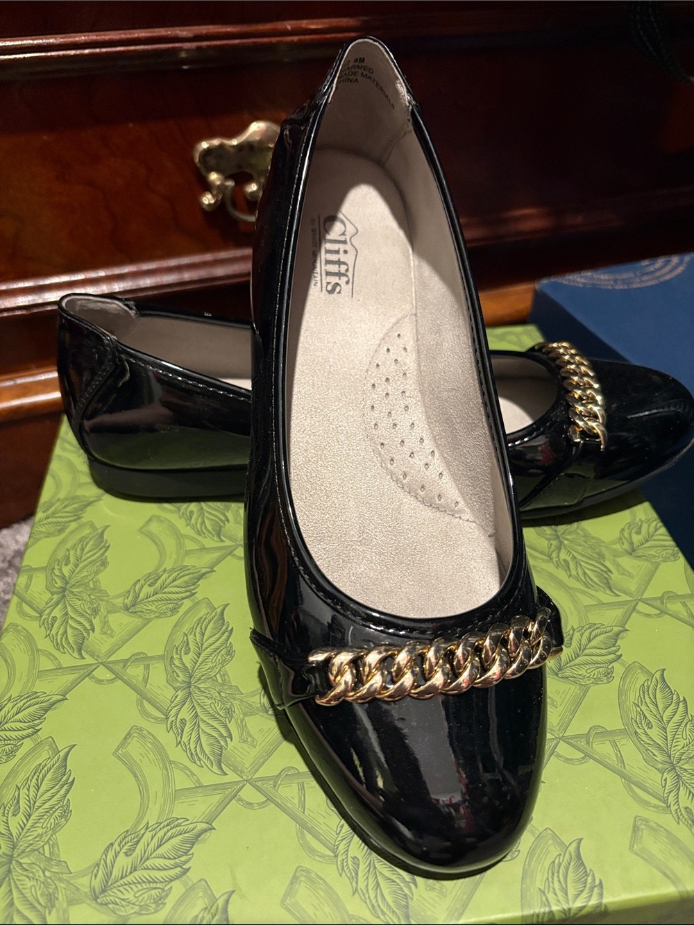 Cliffs by WHITE MOUNTAIN Black Patent Ballet Flats with Gold Chain